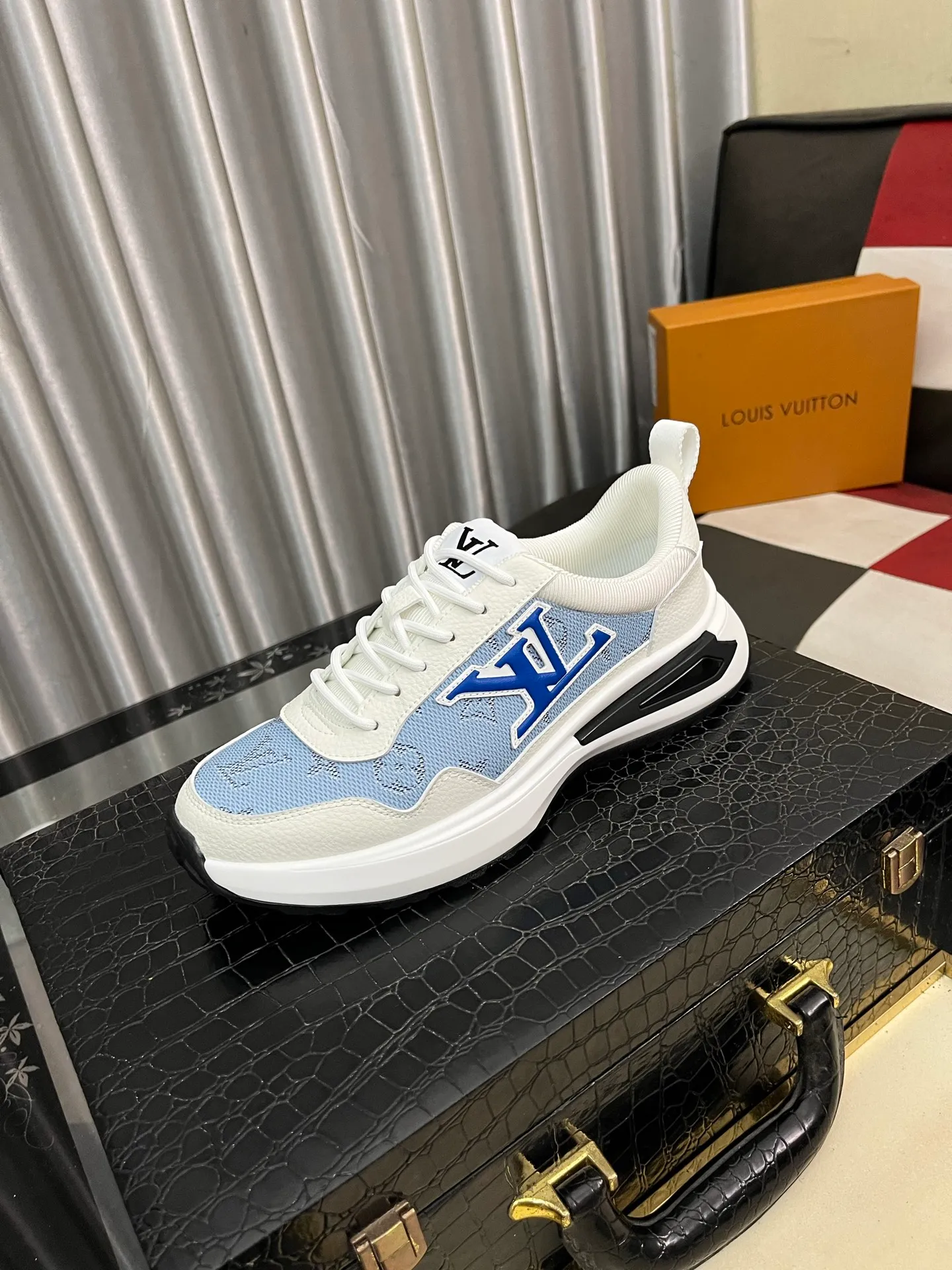 Men's shoes 💰458⌚️⌚️【LOUlS VUlTTON】Louis Vuitton ~ unique and casual style. LV counter purchasing 🏃casual shoes😍😍 Men's 2022 counters are on sale simultaneously, Italian imported brands select first-layer Italian cowhide. 🐑Sheepskin lining (refuses to discolor and rub feet) Sole: Original sole specially provided by the original factory 🎬Better in kind Size number: 38-443️⃣Colors available